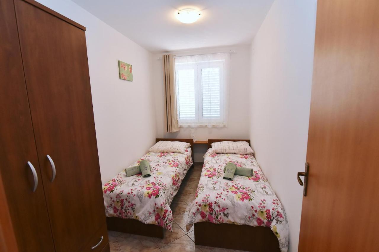 Luni Ii Apartment *