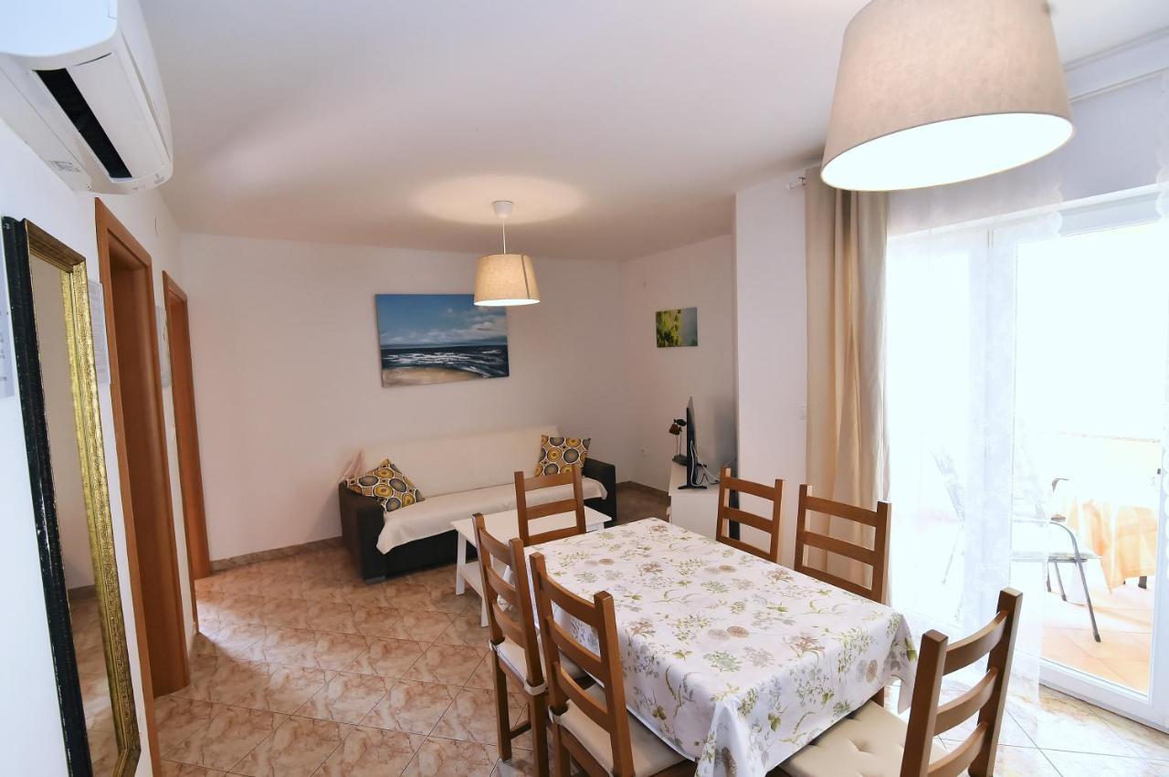 Luni Ii Apartment *